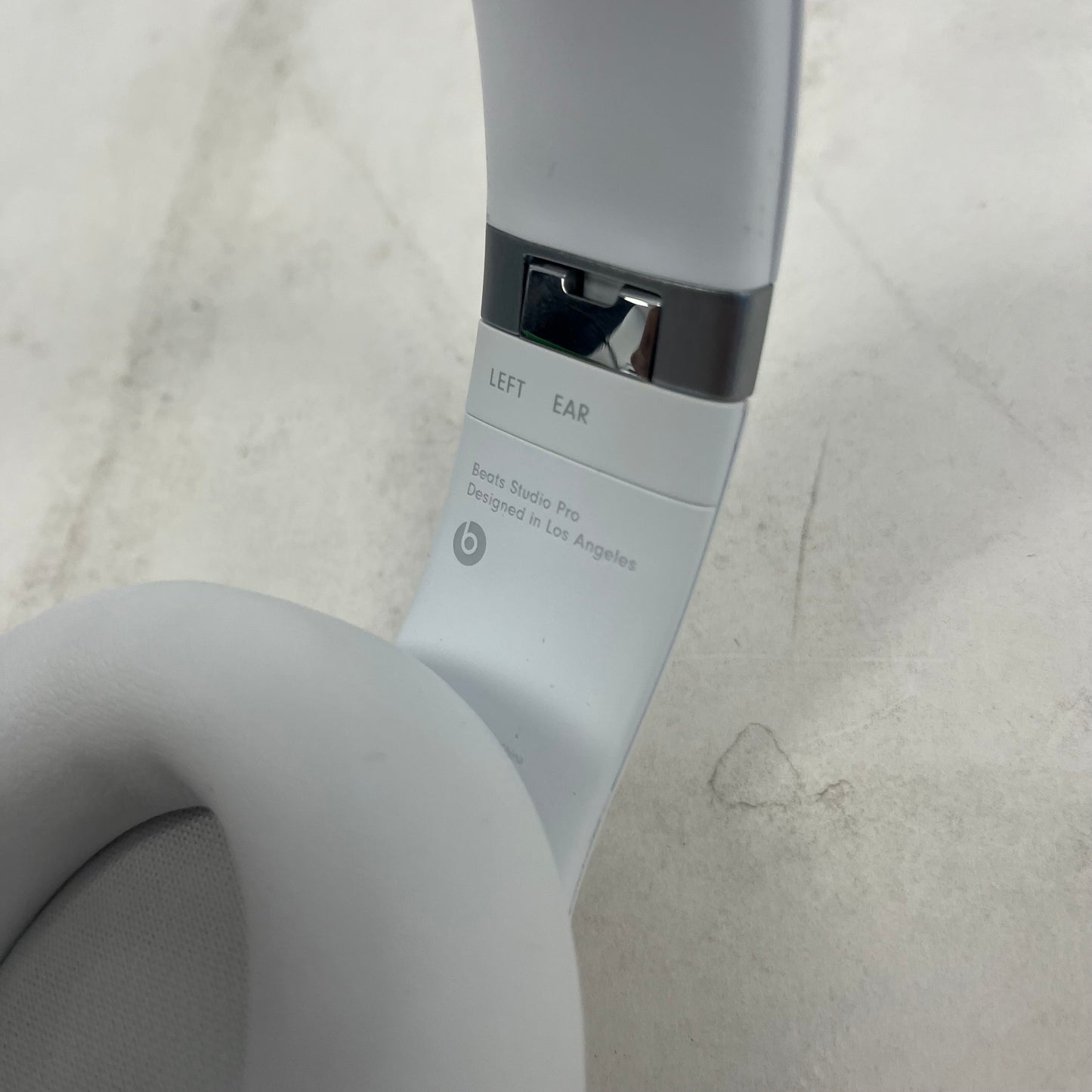 Beats Studio Pro Wireless Over-Ear Bluetooth Headphones Club White MC2P4LL/A