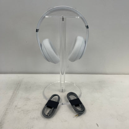 Beats Studio Pro Wireless Over-Ear Bluetooth Headphones Club White MC2P4LL/A