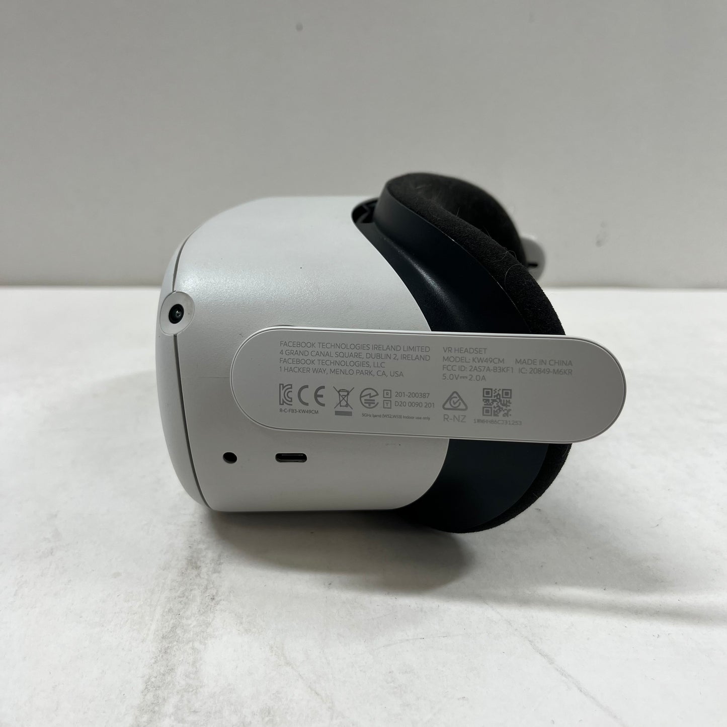 Meta Quest 2 128GB Standalone All-in-One VR Headset KW49CM Headset only