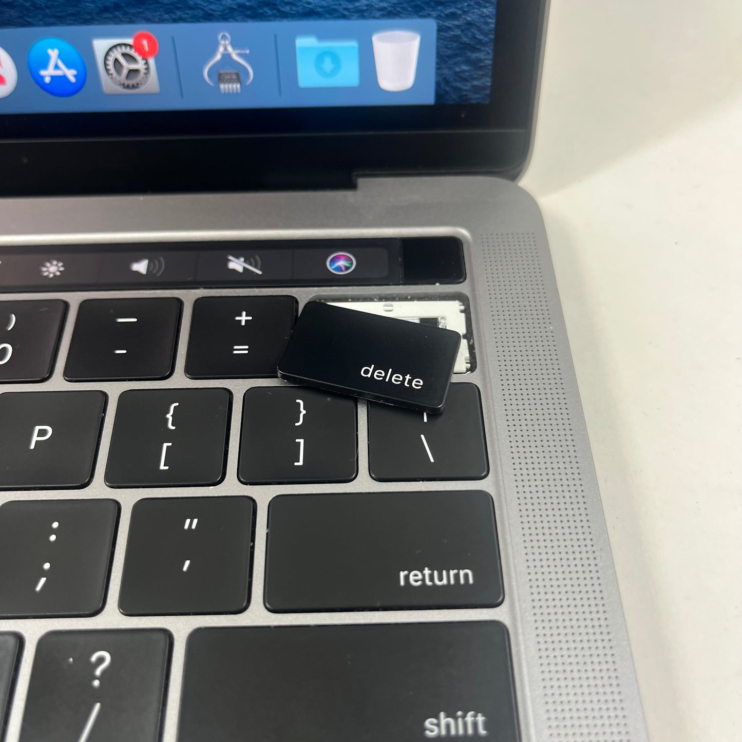 Broken 2017 Apple MacBook Pro 13.3" i5 3.1GHz 8GB RAM 250GB SSD Space Gray A1706