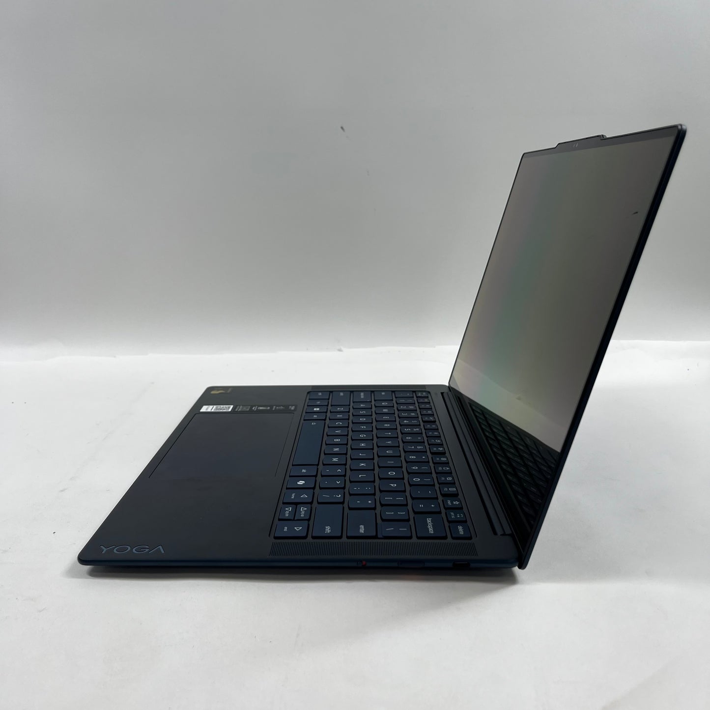 Lenovo slim 7 14Q8X9 14.5" X1E78100 3.4GHz 16GB RAM 512GB SSD